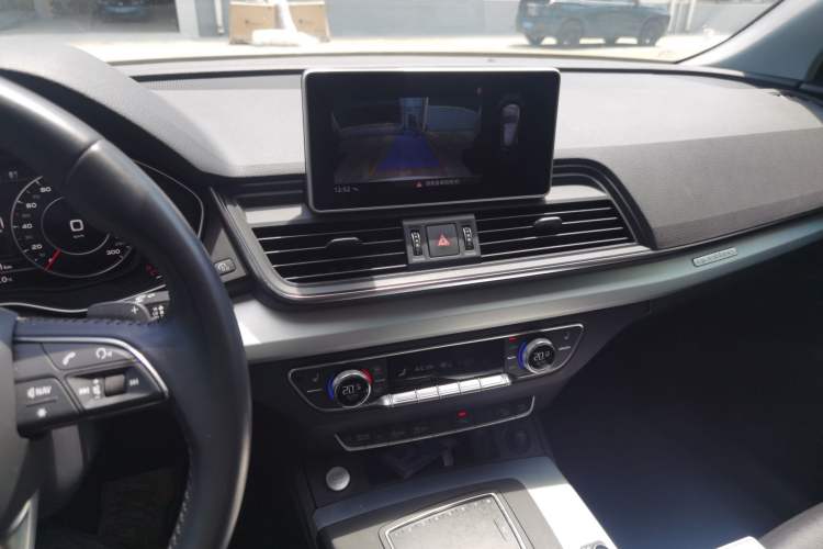 Used Audi Q5L 2018 40 TFSI Prestige Fashion Edition China VI Audio And AC Panel