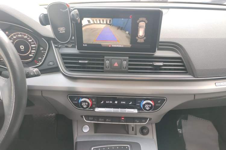 Used Audi Q5L 2018 40 TFSI Prestige Fashion Edition China VI Audio And AC Panel