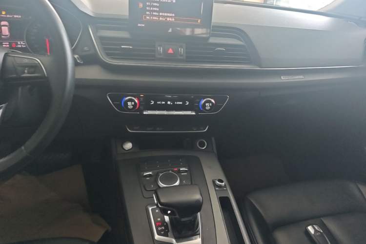 Used Audi Q5L 2018 40 TFSI Prestige Edition China V Audio And AC Panel