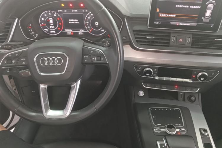 Used Audi Q5L 2018 40 TFSI Prestige Fashion Edition China VI Center Console