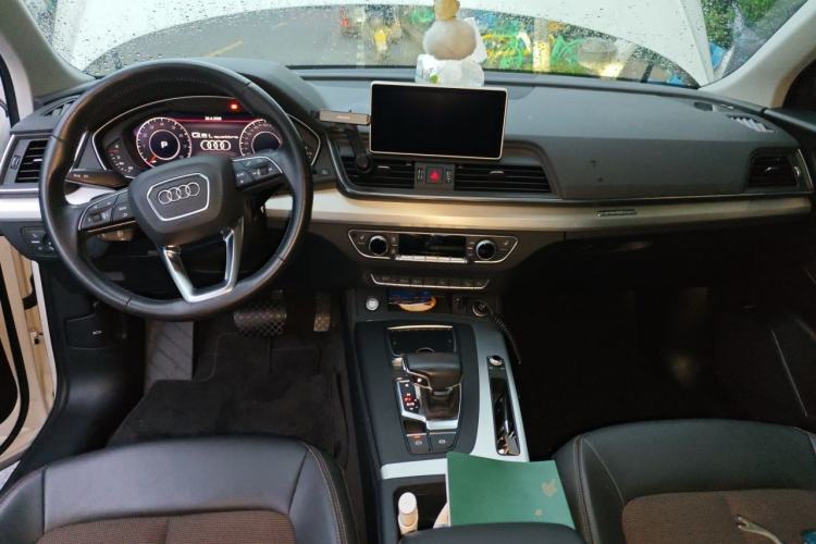 Used Audi Q5L 2018 40 TFSI Prestige Fashion Edition China VI Center Console