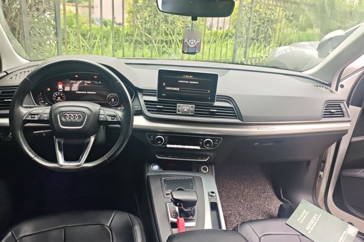 Used Audi Q5L 2018 40 TFSI Prestige Fashion Edition China VI Center Console
