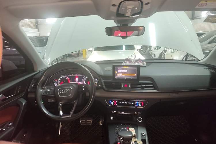 Used Audi Q5L 2018 40 TFSI Prestige Edition China VI Emission Standard Center Console
