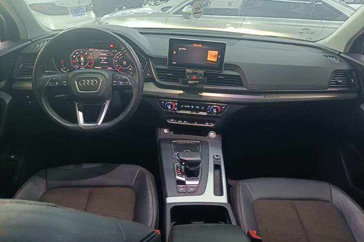 Used Audi Q5L 2018 40 TFSI Prestige Fashion Edition China VI Center Console