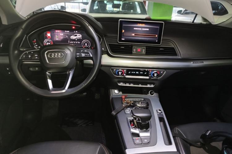Used Audi Q5L 2018 40 TFSI Prestige Fashion Edition China VI Center Console