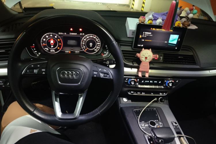 Used Audi Q5L 2018 40 TFSI Prestige Fashion Edition China VI Center Console
