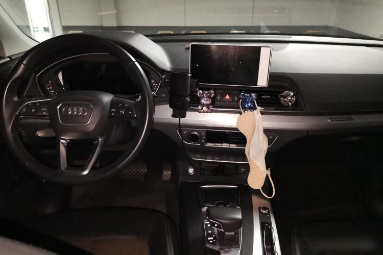 Used Audi Q5L 2018 40 TFSI Prestige Fashion Edition China VI Center Console