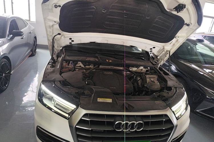 Used Audi Q5L 2018 40 TFSI Prestige Edition China VI Emission Standard Engine Bay
