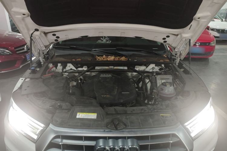 Used Audi Q5L 2018 40 TFSI Prestige Edition China VI Emission Standard Engine Bay