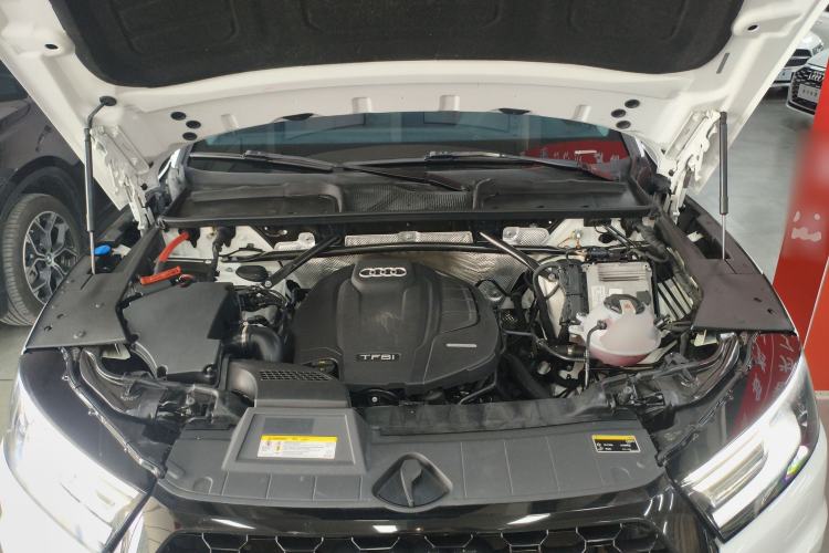 Used Audi Q5L 2018 40 TFSI Prestige Edition China VI Emission Standard Engine Bay