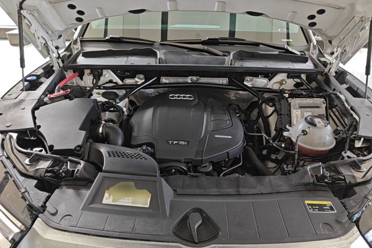 Used Audi Q5L 2018 40 TFSI Prestige Edition China VI Emission Standard Engine Bay