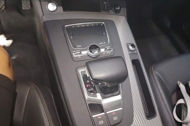 Used Audi Q5L 2018 45 TFSI Prestige Fashion Edition China V Emission Standard Gear Lever