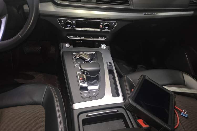 Used Audi Q5L 2018 40 TFSI Prestige Fashion Edition China VI Gear Lever