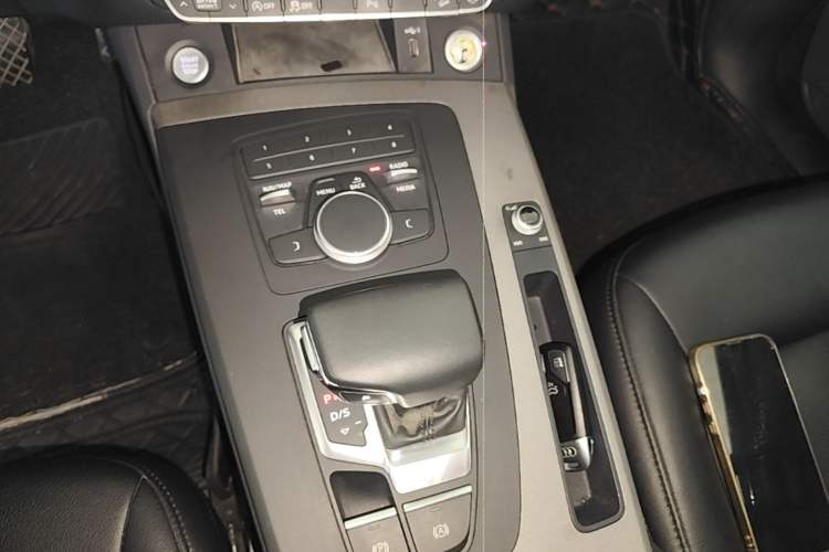 Used Audi Q5L 2018 40 TFSI Prestige Edition China VI Emission Standard Gear Lever