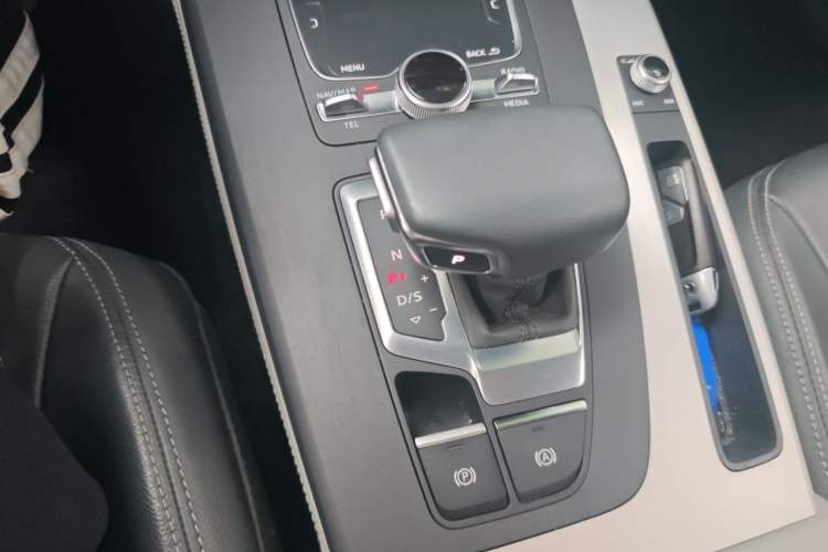Used Audi Q5L 2018 40 TFSI Prestige Fashion Edition China VI Gear Lever