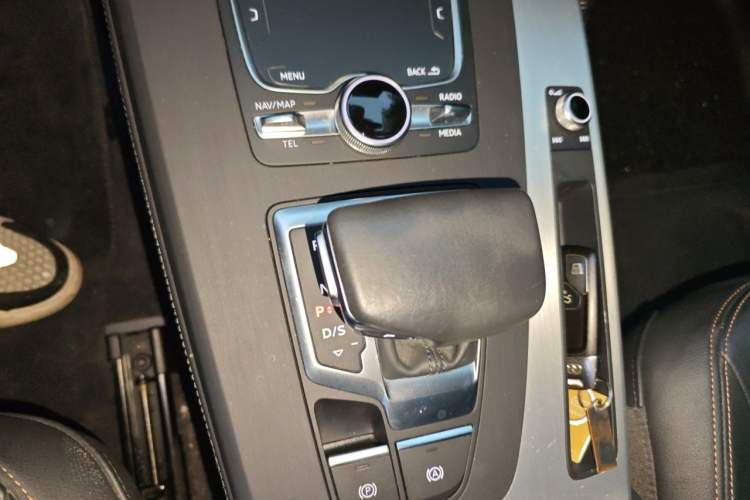 Used Audi Q5L 2018 40 TFSI Prestige Fashion Edition China VI Gear Lever