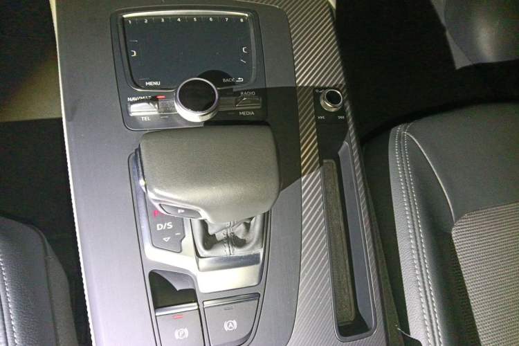 Used Audi Q5L 2018 45 TFSI Prestige Fashion Edition China VI Emission Standard Gear Lever