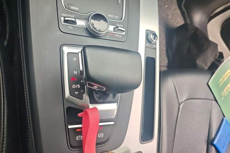 Used Audi Q5L 2018 40 TFSI Prestige Fashion Edition China VI Gear Lever