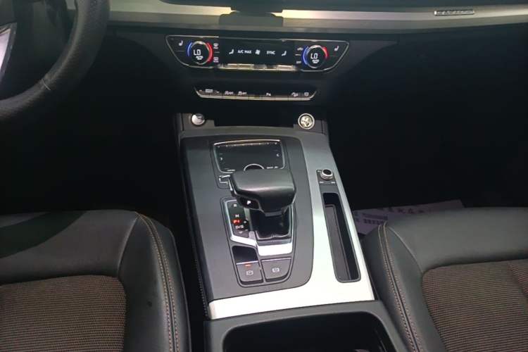 Used Audi Q5L 2018 40 TFSI Prestige Fashion Edition China VI Gear Lever
