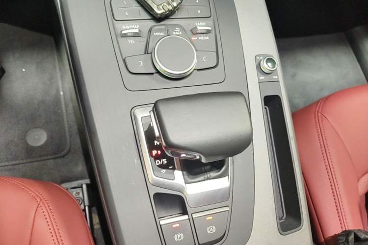 Used Audi Q5L 2018 40 TFSI Prestige Edition China VI Emission Standard Gear Lever