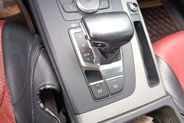 Used Audi Q5L 2018 40 TFSI Prestige Edition China VI Emission Standard Gear Lever