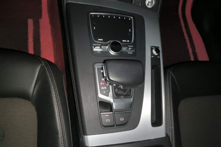 Used Audi Q5L 2018 40 TFSI Prestige Fashion Edition China VI Gear Lever