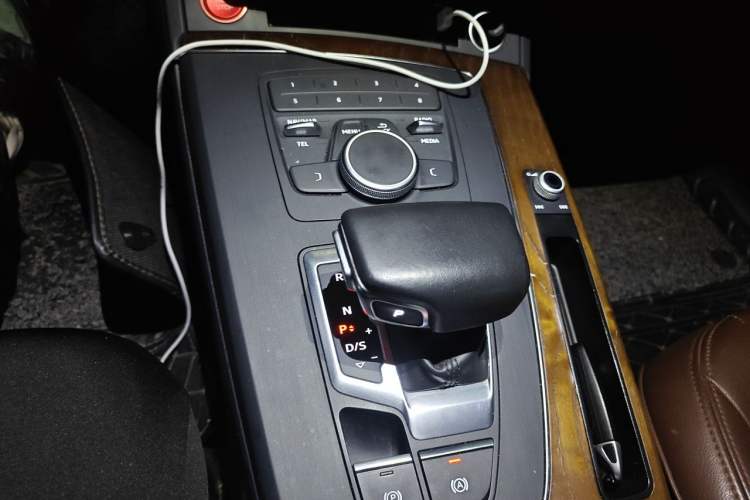 Used Audi Q5L 2018 40 TFSI Prestige Edition China VI Emission Standard Gear Lever