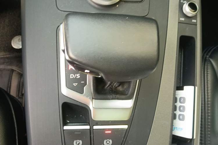 Used Audi Q5L 2018 40 TFSI Prestige Edition China VI Emission Standard Gear Lever