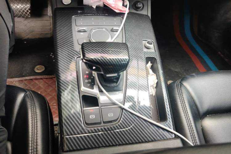 Used Audi Q5L 2018 40 TFSI Prestige Edition China VI Emission Standard Gear Lever