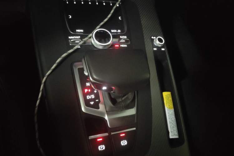Used Audi Q5L 2018 45 TFSI Prestige Fashion Edition China V Emission Standard Gear Lever