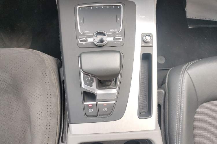 Used Audi Q5L 2018 40 TFSI Prestige Fashion Edition China VI Gear Lever