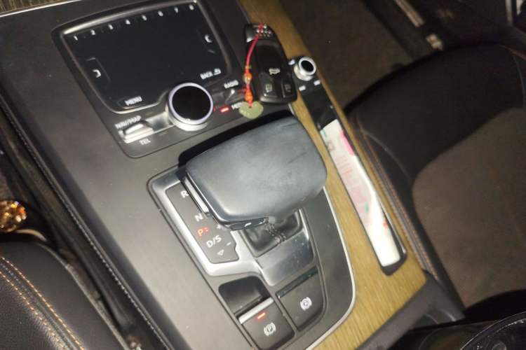 Used Audi Q5L 2018 45 TFSI Prestige Fashion Edition China V Emission Standard Gear Lever