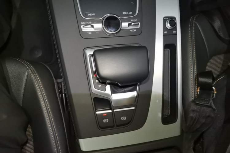 Used Audi Q5L 2018 40 TFSI Prestige Fashion Edition China VI Gear Lever