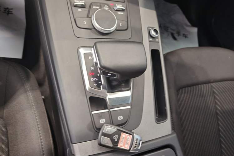 Used Audi Q5L 2018 40 TFSI Prestige Edition China VI Emission Standard Gear Lever