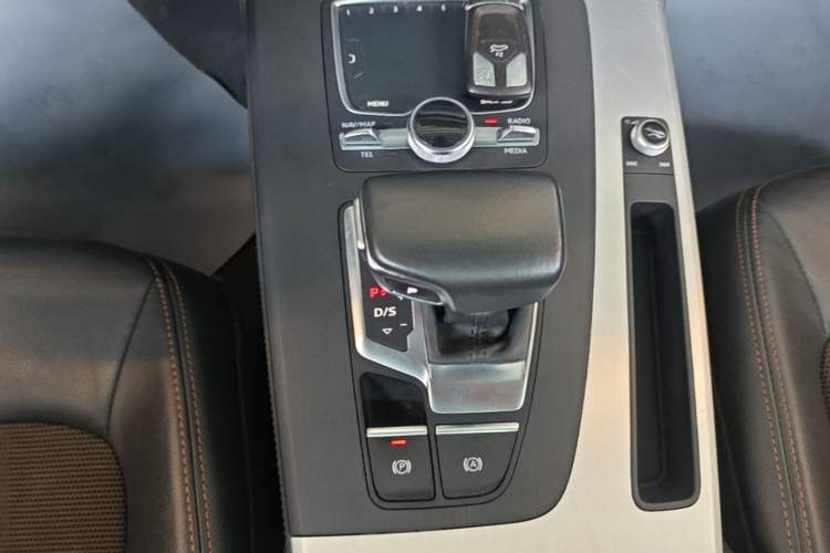 Used Audi Q5L 2018 40 TFSI Prestige Fashion Edition China VI Gear Lever