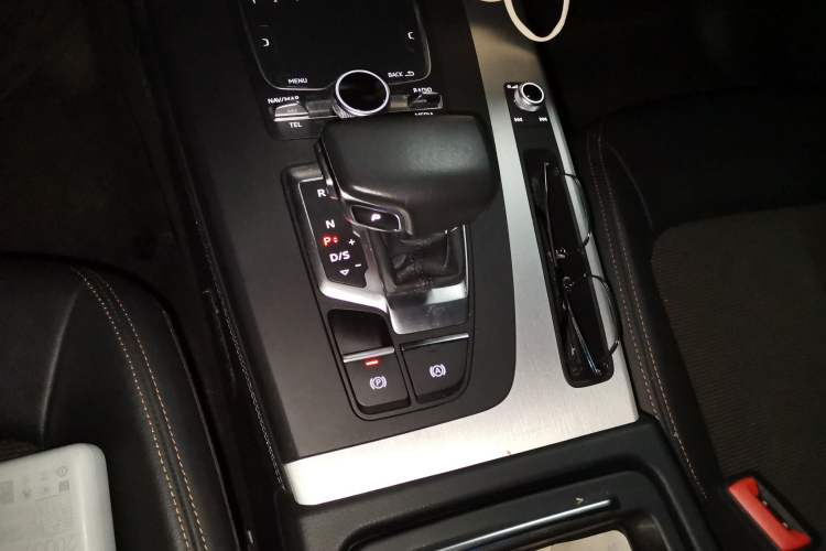 Used Audi Q5L 2018 40 TFSI Prestige Fashion Edition China VI Gear Lever
