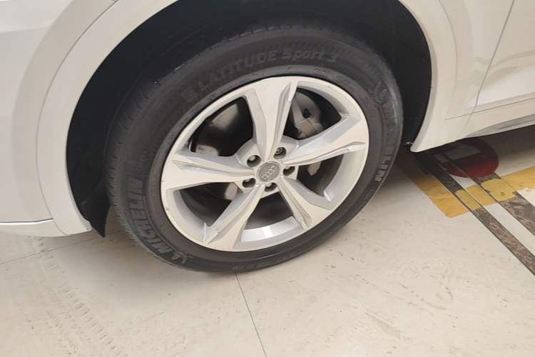 Used Audi Q5L 2018 40 TFSI Prestige Edition China VI Emission Standard Left Front Wheel Hub