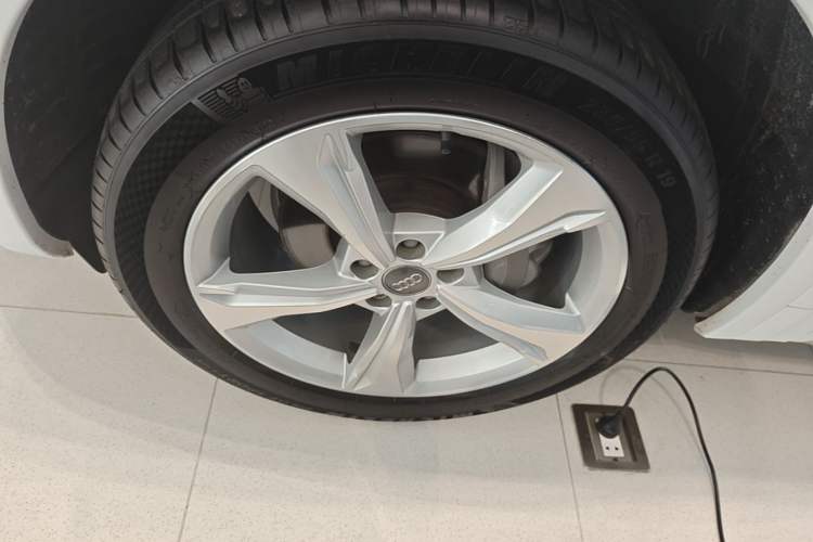 Used Audi Q5L 2018 40 TFSI Prestige Edition China VI Emission Standard Left Front Wheel Hub