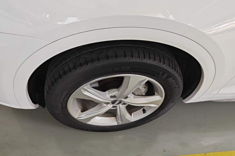 Used Audi Q5L 2018 40 TFSI Prestige Edition China VI Emission Standard Left Front Wheel Hub