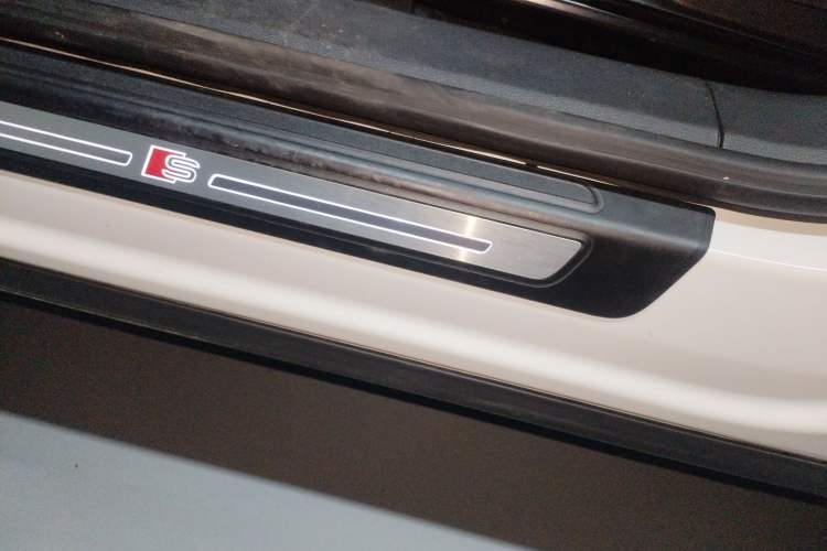 Used Audi Q5L 2018 40 TFSI Prestige Fashion Edition China VI Left Side Sill