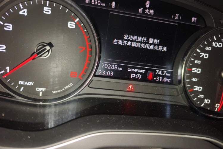 Used Audi Q5L 2018 40 TFSI Prestige Edition China VI Emission Standard Odometer Close Up