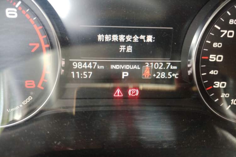 Used Audi Q5L 2018 40 TFSI Prestige Edition China VI Emission Standard Odometer Close Up
