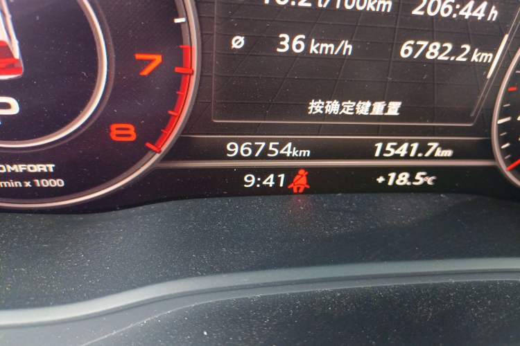 Used Audi Q5L 2018 45 TFSI Prestige Fashion Edition China VI Emission Standard Odometer Close Up