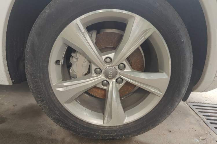 Used Audi Q5L 2018 40 TFSI Prestige Edition China VI Emission Standard Right Front Wheel Hub