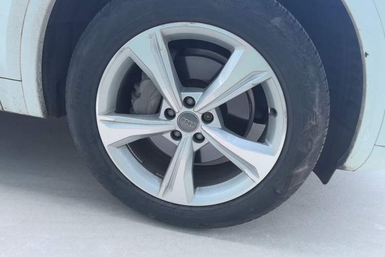 Used Audi Q5L 2018 40 TFSI Prestige Edition China VI Emission Standard Right Front Wheel Hub