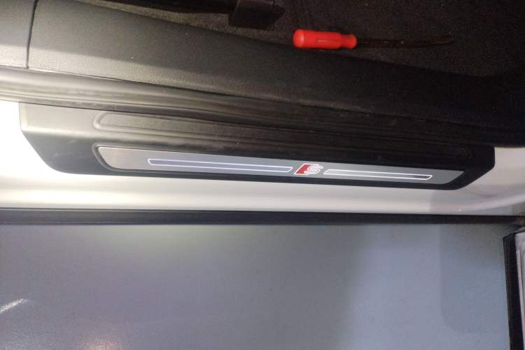 Used Audi Q5L 2018 40 TFSI Prestige Fashion Edition China VI Right Side Sill