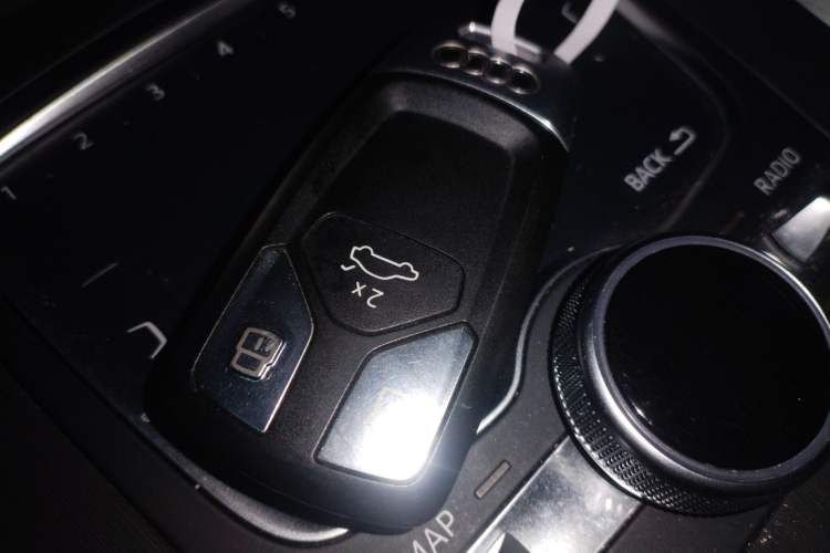 Used Audi Q5L 2018 40 TFSI Prestige Fashion Edition China VI Vehicle Key