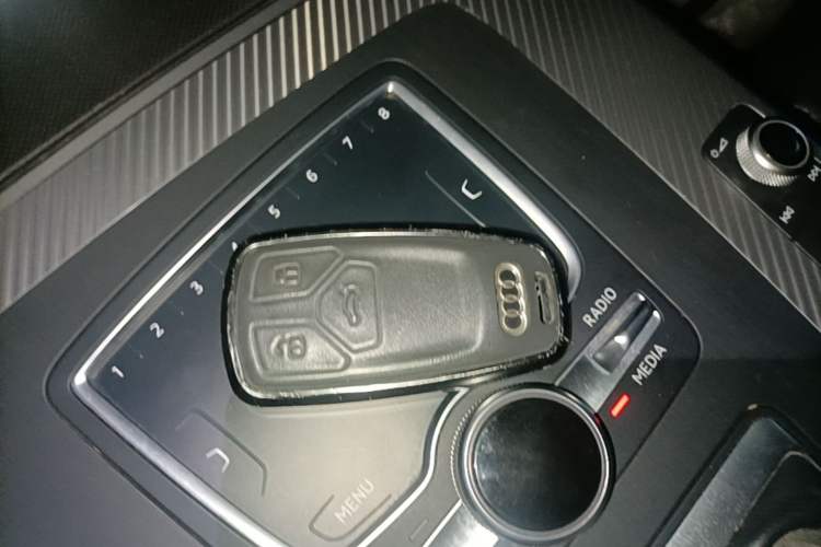 Used Audi Q5L 2018 45 TFSI Prestige Fashion Edition China V Emission Standard Vehicle Key