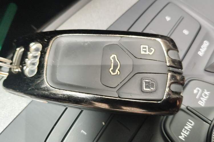 Used Audi Q5L 2018 40 TFSI Prestige Edition China VI Emission Standard Vehicle Key