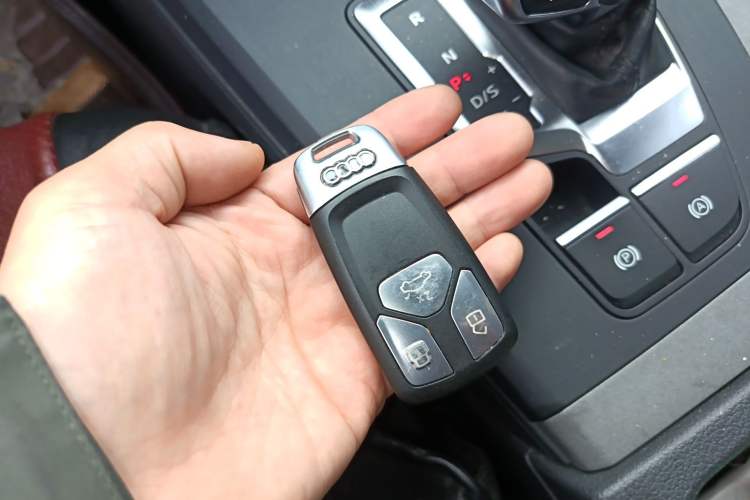 Used Audi Q5L 2018 40 TFSI Prestige Edition China VI Emission Standard Vehicle Key